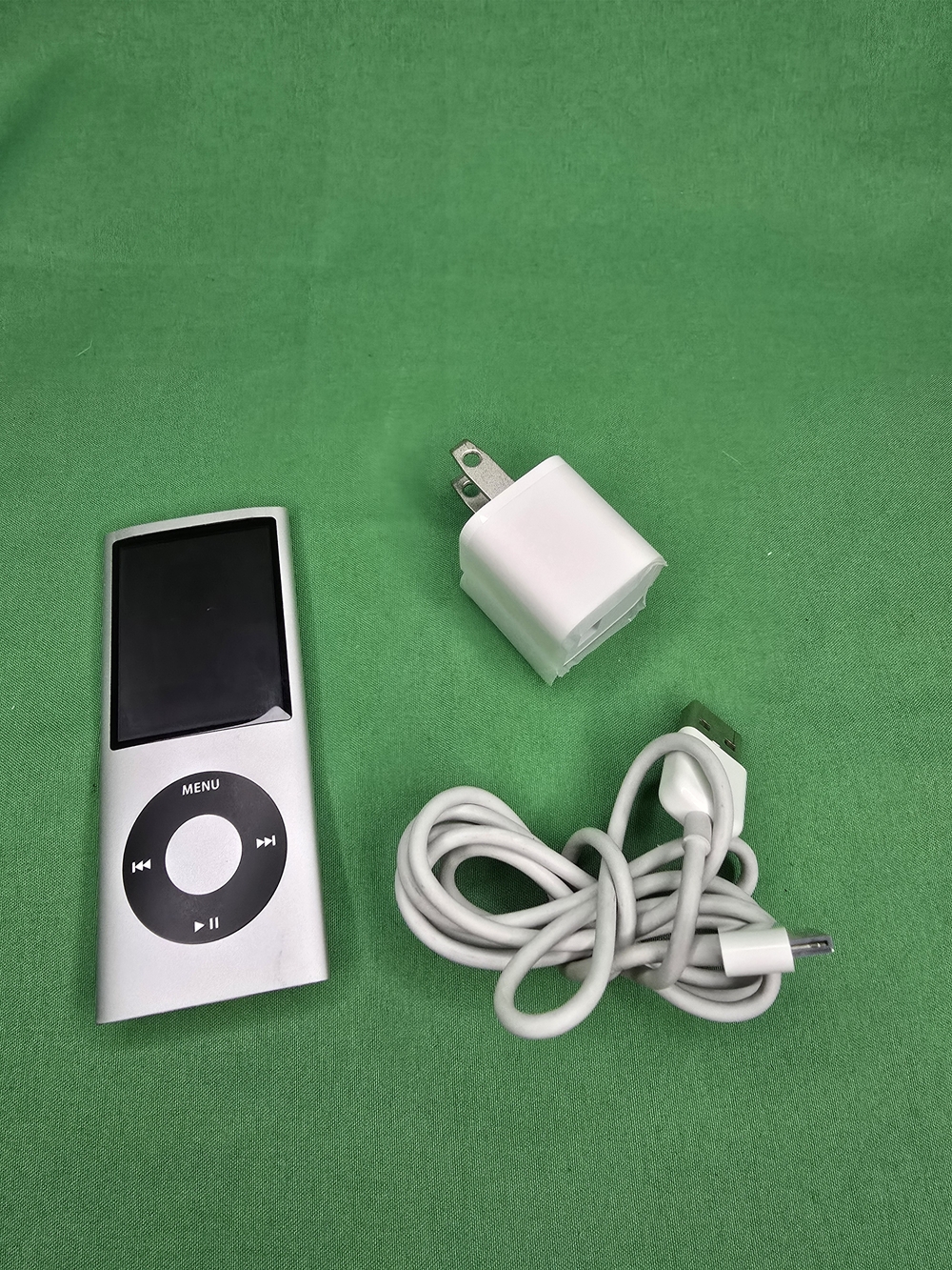 Apple iPod Nano 4th Gen 16GB Silver A1285 MB903LL Tested Bad Battery Charger